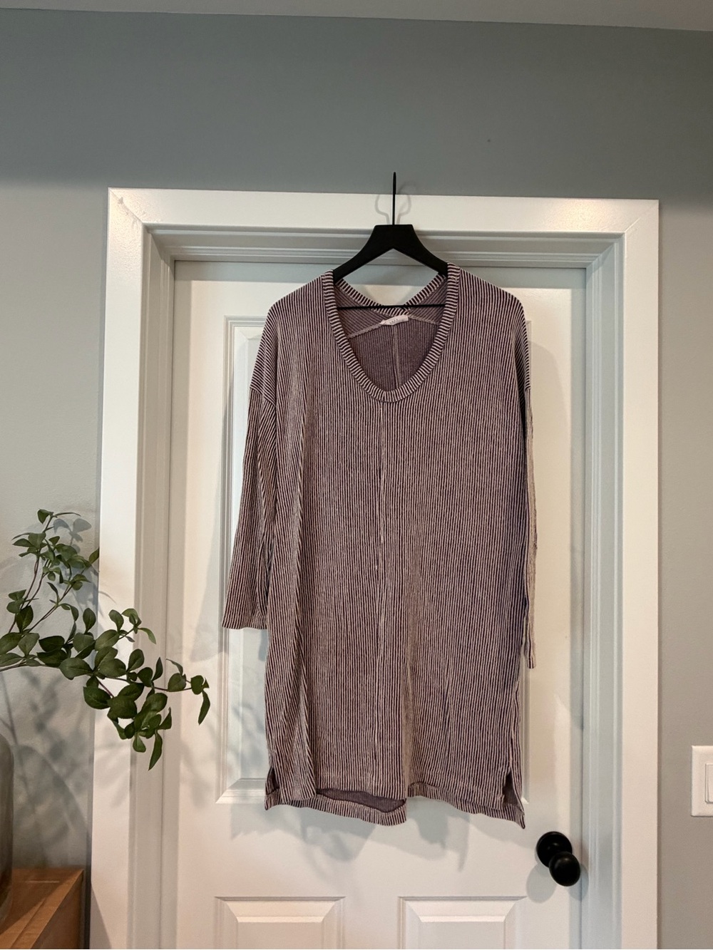 Lush Ribbed V-Neck Tunic Sweater Dress in Dusty Mauve and Cream
